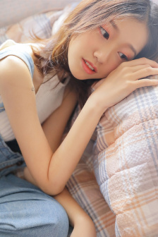 在野外被男人躁了一夜视频