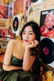 那英问张馨予李菲儿你俩谁啊